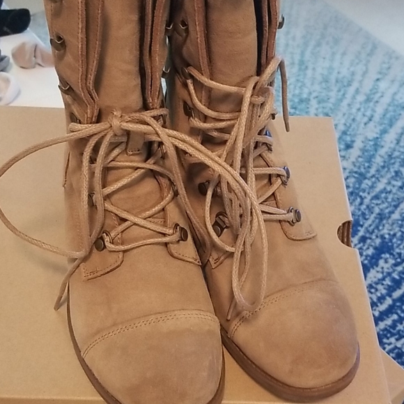 Ugg - Picture 4 of 5